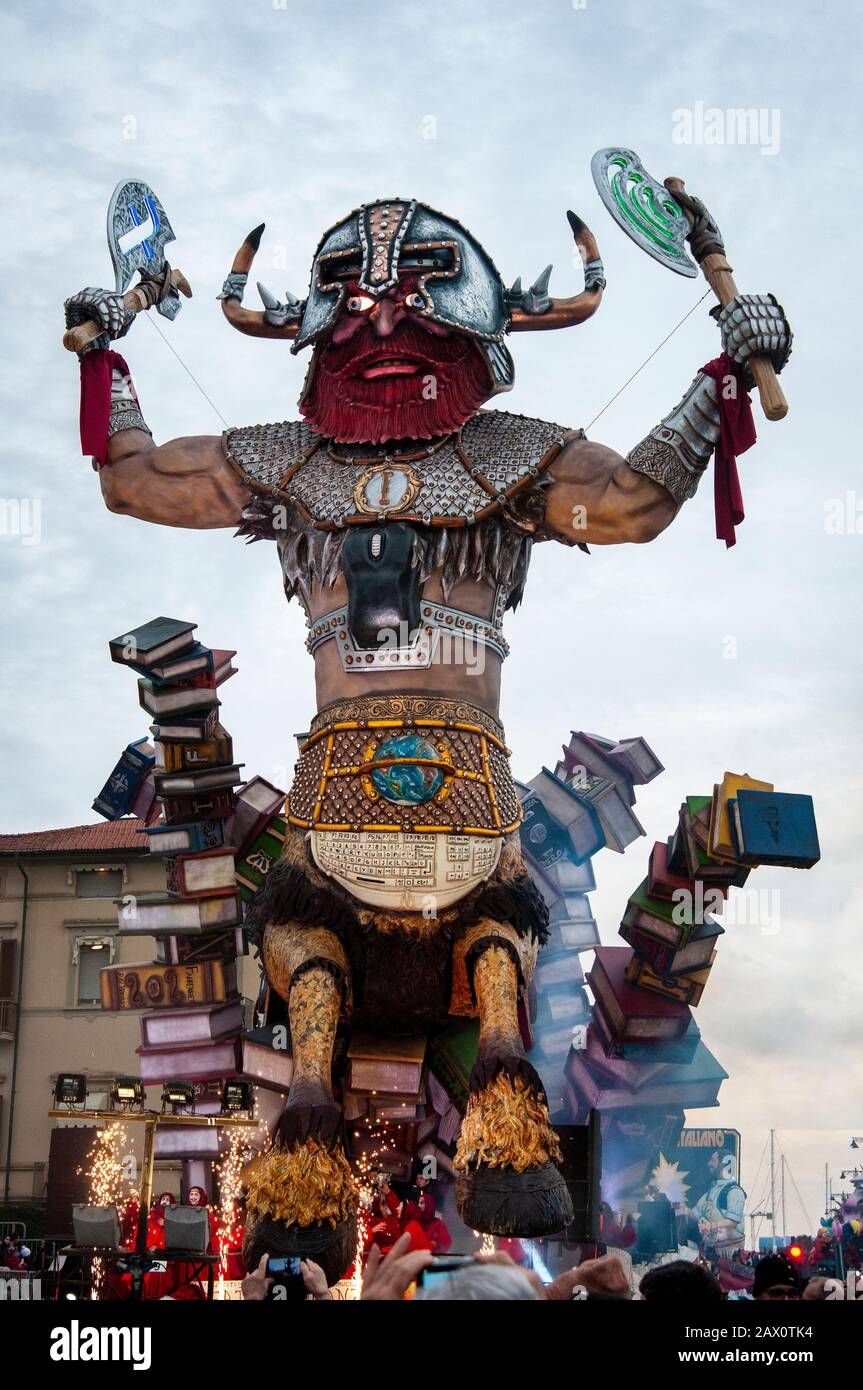 Secondo corso mascherato a Viareggio, capitale del Carnevale Italiano, sul Viale a mare. Foto Stock