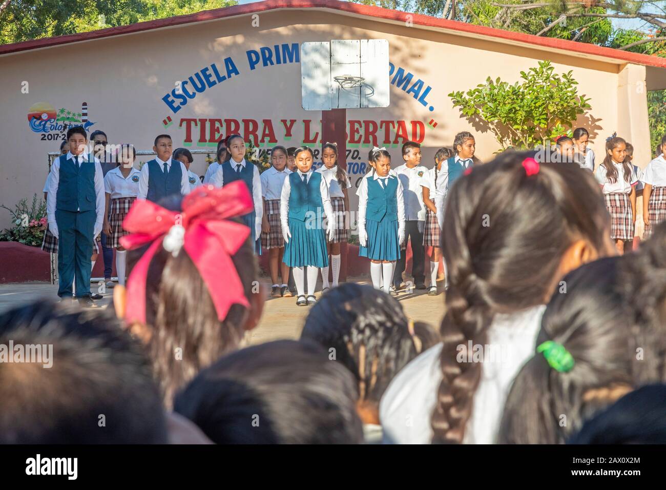 Brisas de Zicatela, Oaxaca, Messico - Escuela Primaria Tierra y Liberdad, scuola elementare vicino alla spiaggia dell'Oceano Pacifico di Puerto Escondido. Una fla Foto Stock