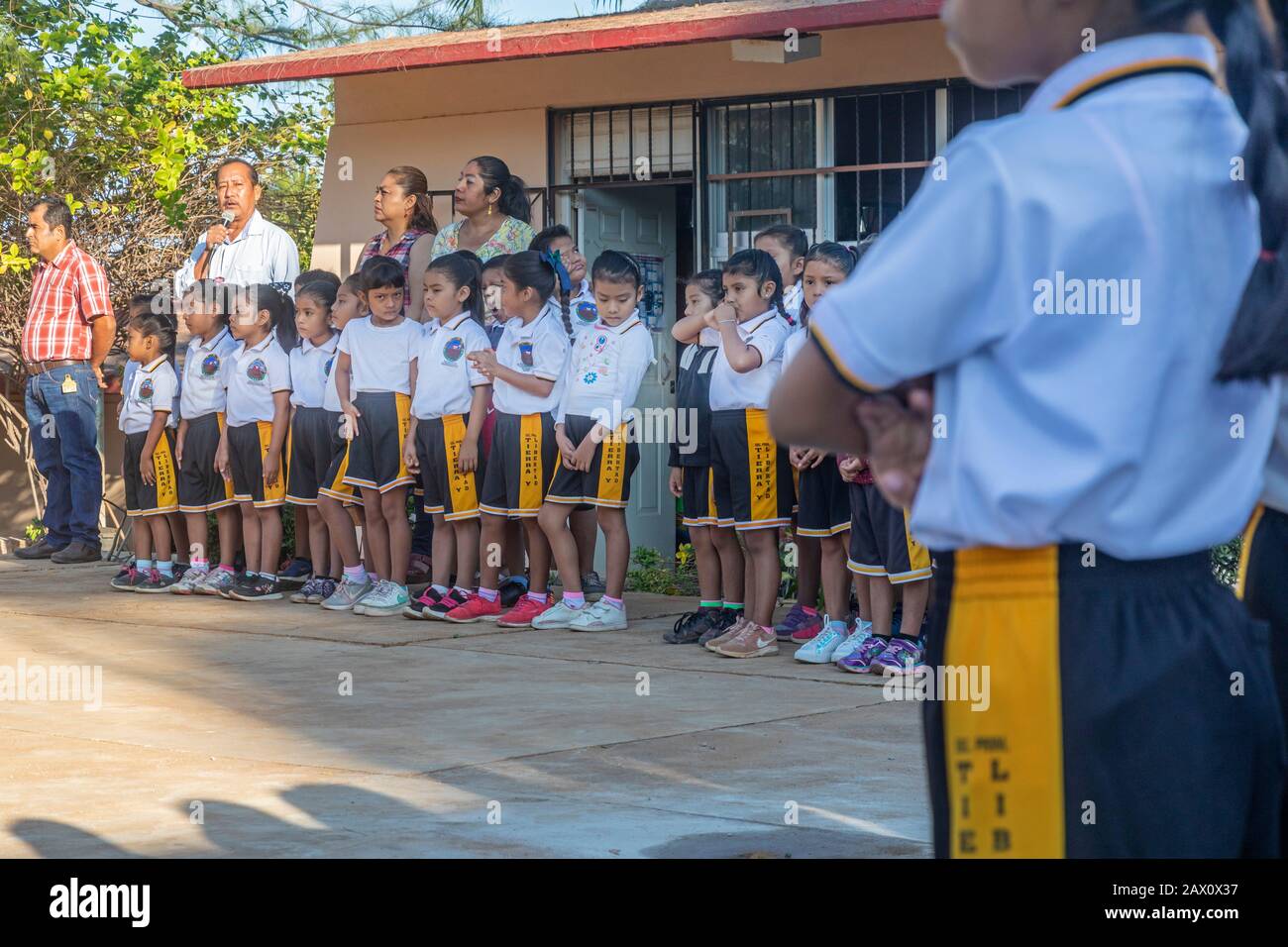 Brisas de Zicatela, Oaxaca, Messico - Escuela Primaria Tierra y Liberdad, scuola elementare vicino alla spiaggia dell'Oceano Pacifico di Puerto Escondido. Una fla Foto Stock