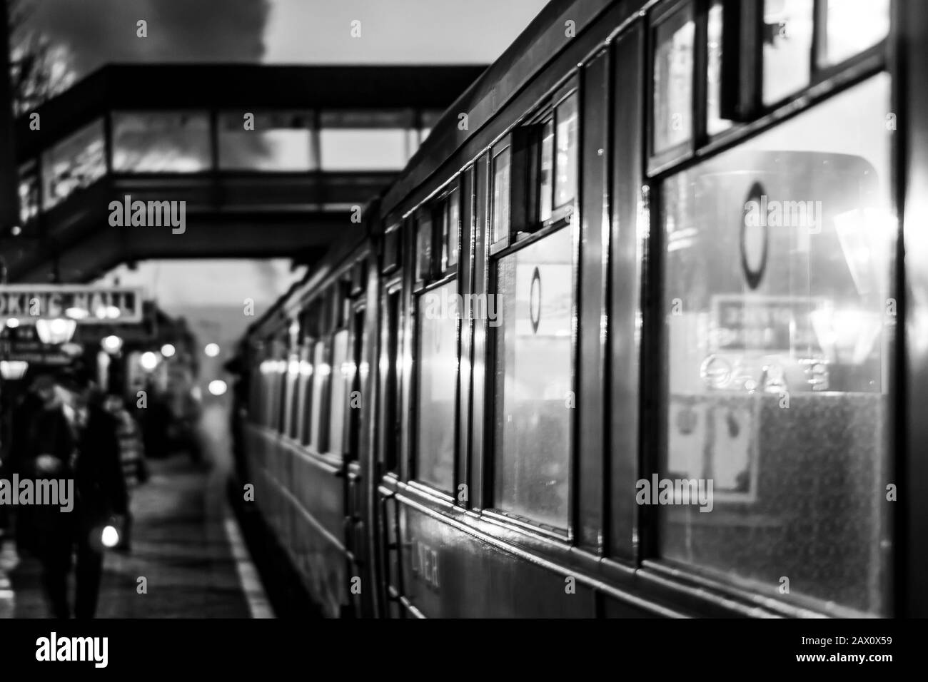 Bianco e nero d'atmosfera, monopatena, stazione dei treni vintage Bewdley, ferrovia storica di Severn Valley, Worcestershire UK, serata invernale. Foto Stock
