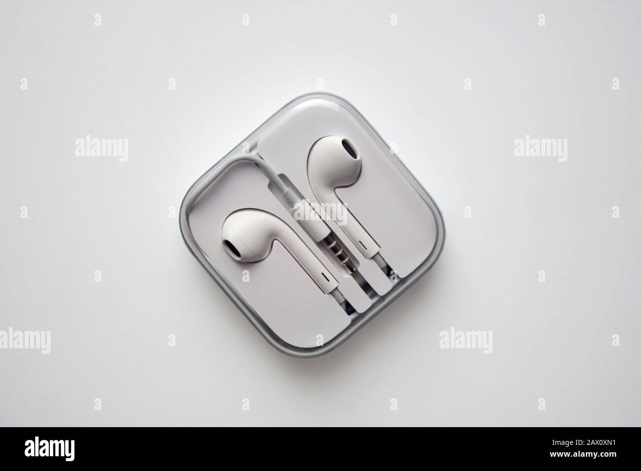 Auricolari in plastica bianca in contenitore quadrato isolati da una vista ad alto angolo Foto Stock