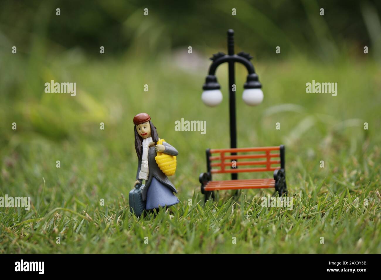 ama sean con giocattoli e panca nel parco Foto Stock