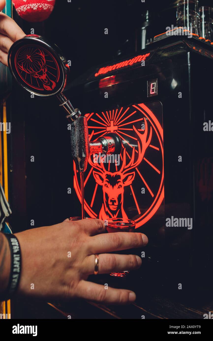 Ufa, Russia, HARAT'S PUB, 15 Novembre, 2018: Jagermeister alcol bevande nel bar. Il barista versa un bicchiere Foto Stock