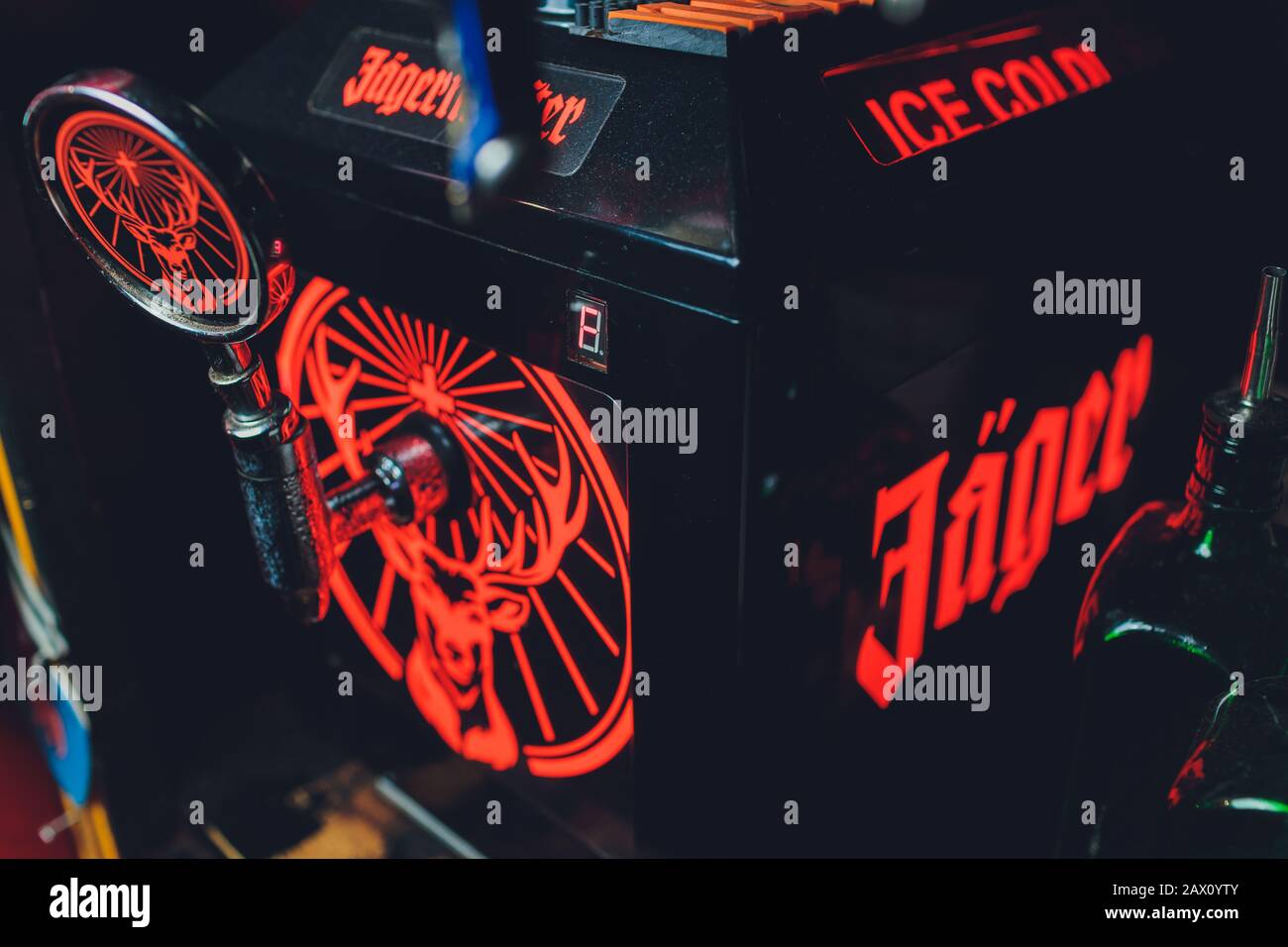 Ufa, Russia, HARAT'S PUB, 15 Novembre, 2018: Jagermeister alcol bevande nel bar. Il barista versa un bicchiere Foto Stock