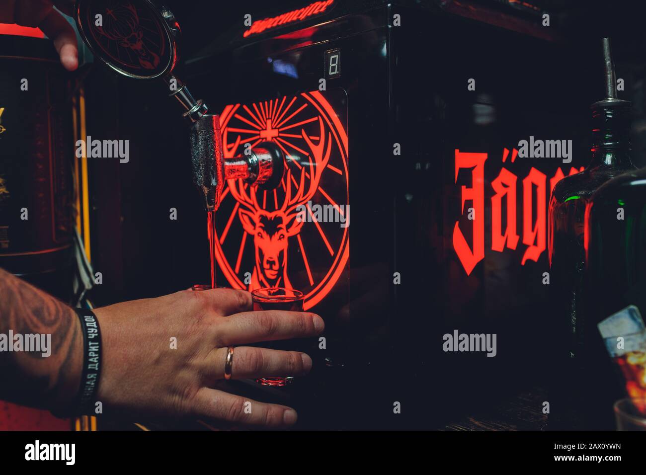 Ufa, Russia, HARAT'S PUB, 15 Novembre, 2018: Jagermeister alcol bevande nel bar. Il barista versa un bicchiere Foto Stock