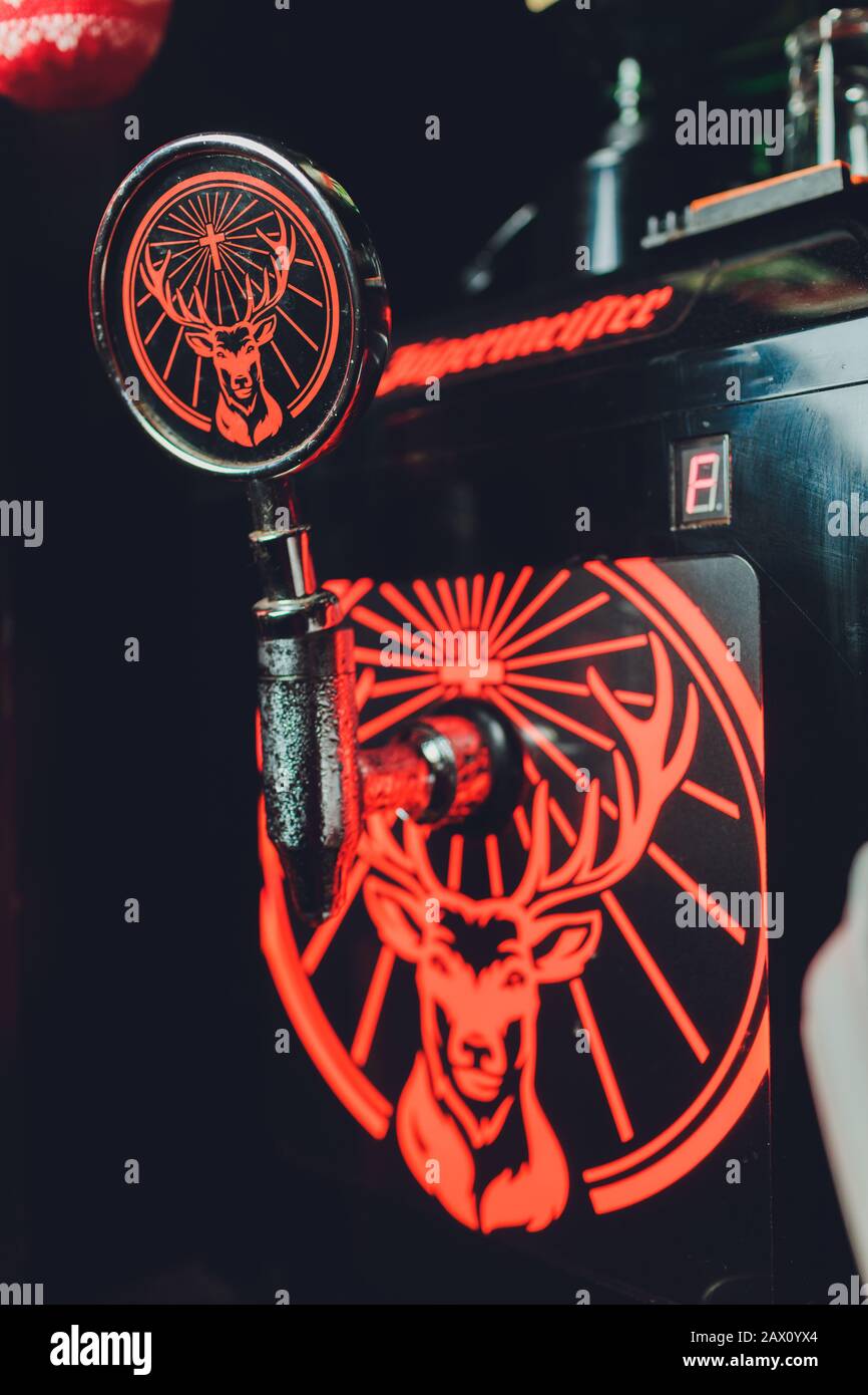 Ufa, Russia, HARAT'S PUB, 15 Novembre, 2018: Jagermeister alcol bevande nel bar. Il barista versa un bicchiere Foto Stock