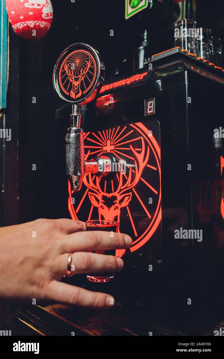 Ufa, Russia, HARAT'S PUB, 15 Novembre, 2018: Jagermeister alcol bevande nel bar. Il barista versa un bicchiere Foto Stock