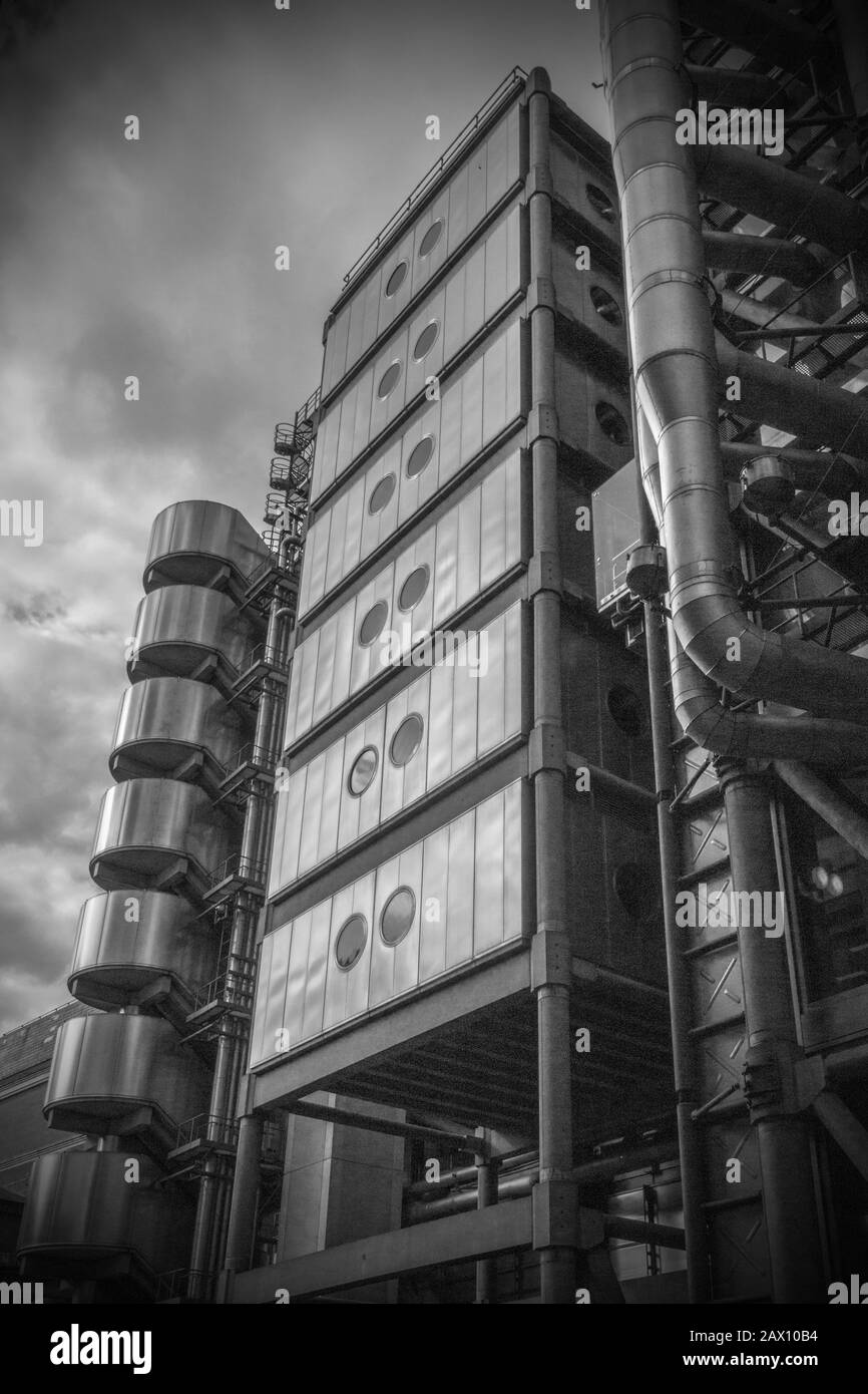Guardando verso l'alto il Lloyds of London Building su Leadenhall Street, mostra la sua architettura "interna" unica Foto Stock