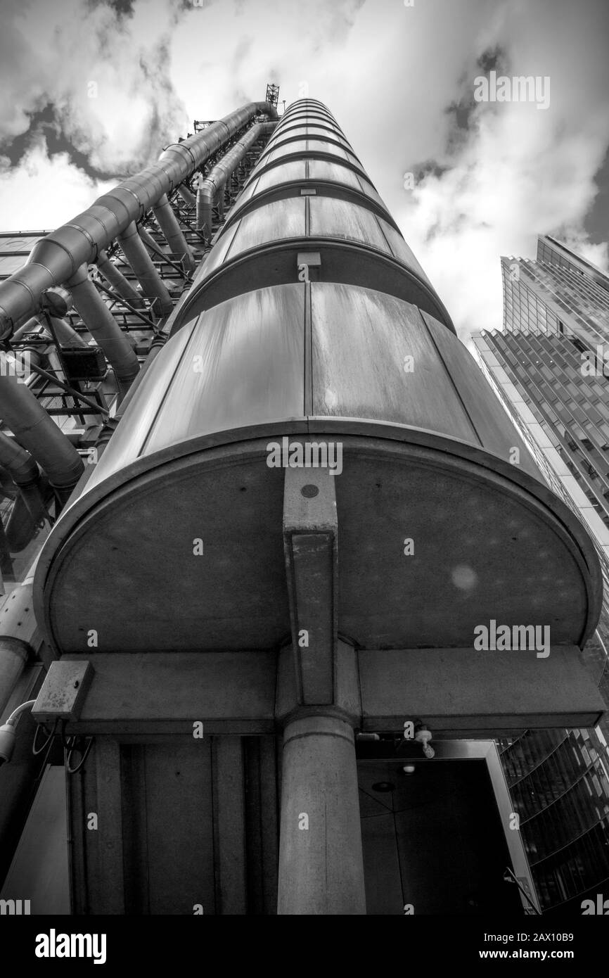 Guardando verso l'alto il Lloyds of London Building su Leadenhall Street, mostra la sua architettura "interna" unica Foto Stock