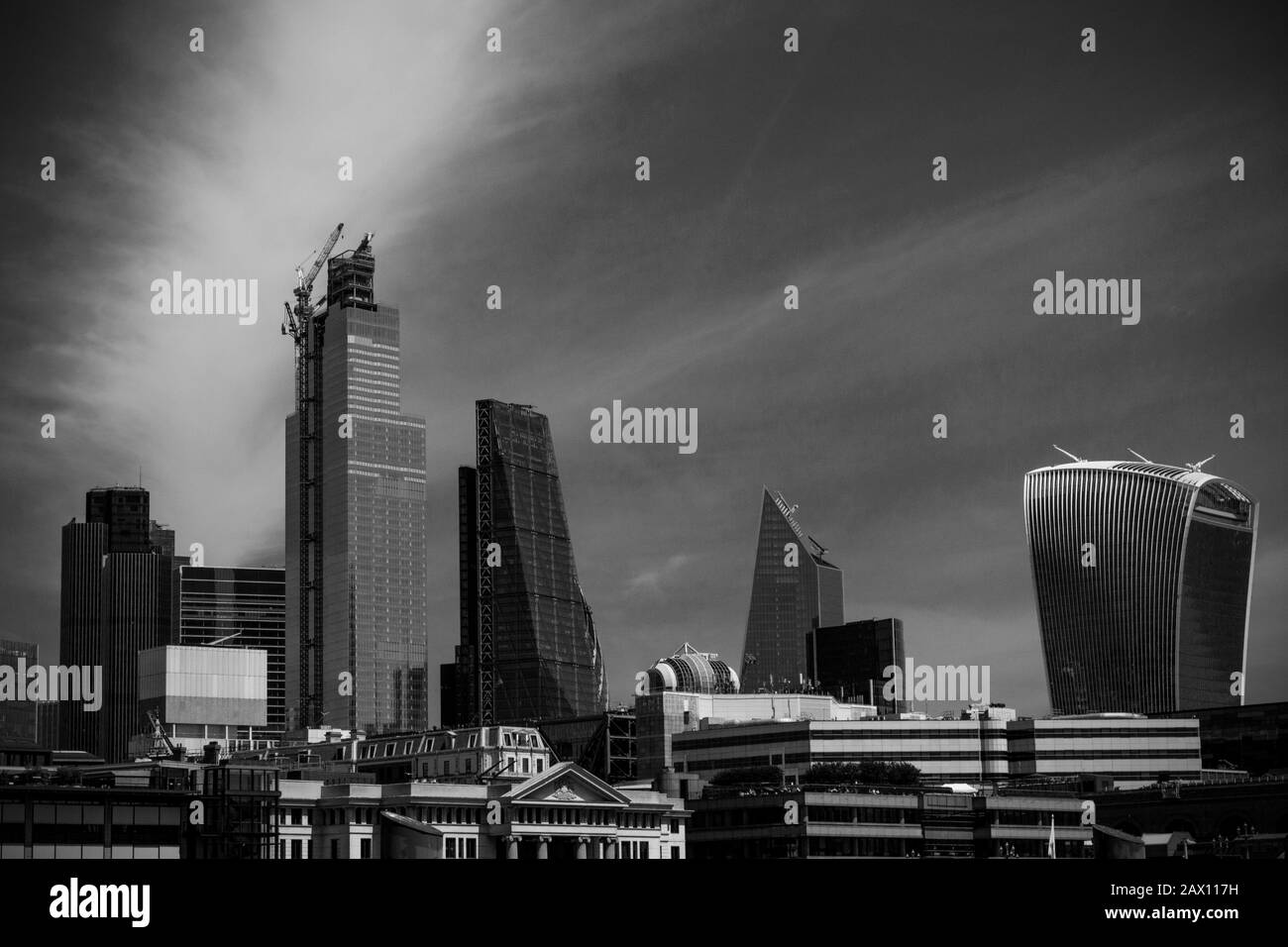Vista della città di Londra sul Tamigi in una giornata estiva che mostra tutti i principali alti edifici degli uffici Foto Stock