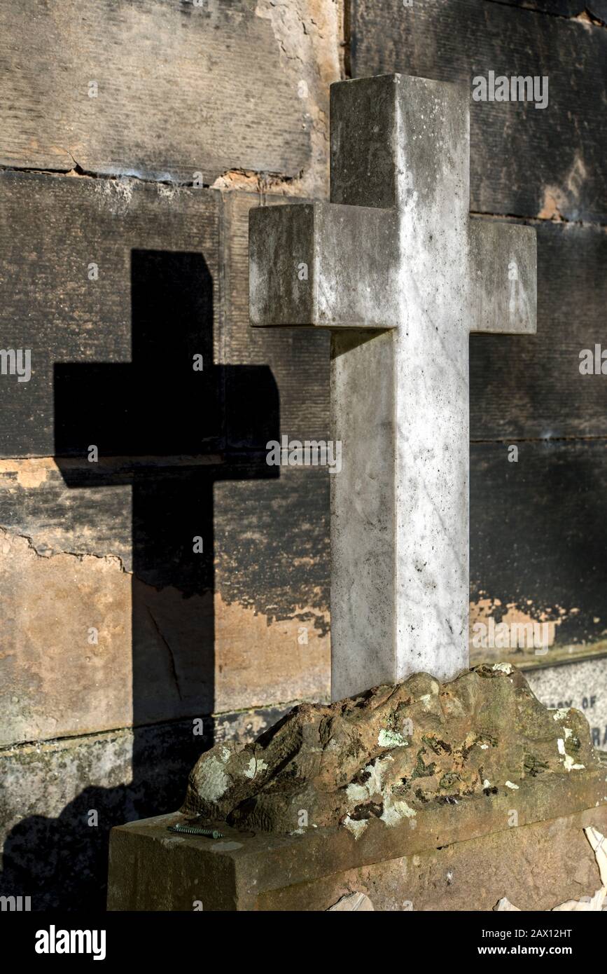 Attraversa con ombra il cimitero di St John al West End di Princes Street, Edimburgo, Scozia, Regno Unito. Foto Stock