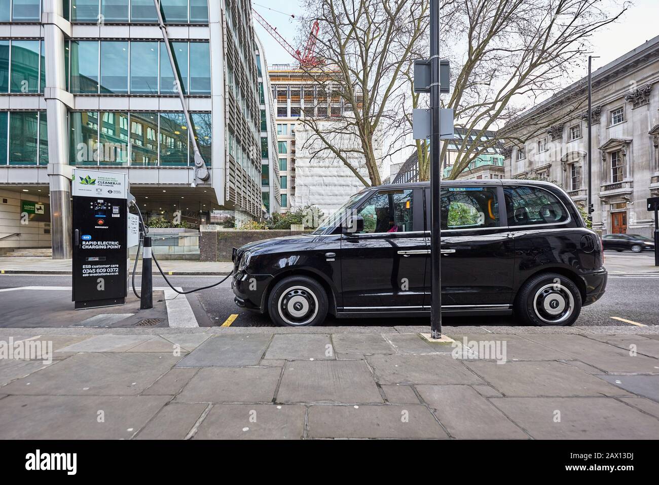 London Black Cab, TX Electric Taxi di LEVC presso un punto di ricarica RAPD Electric nel centro di Londra. Foto Stock