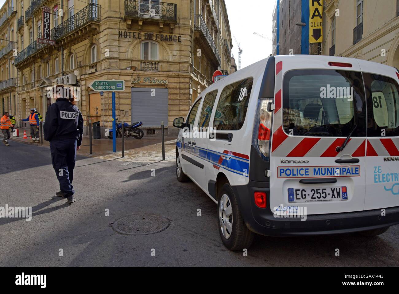 Polizia francese utilizzando un veicolo elettrico vicino a una strada per un incidente a Montpellier, Francia Foto Stock