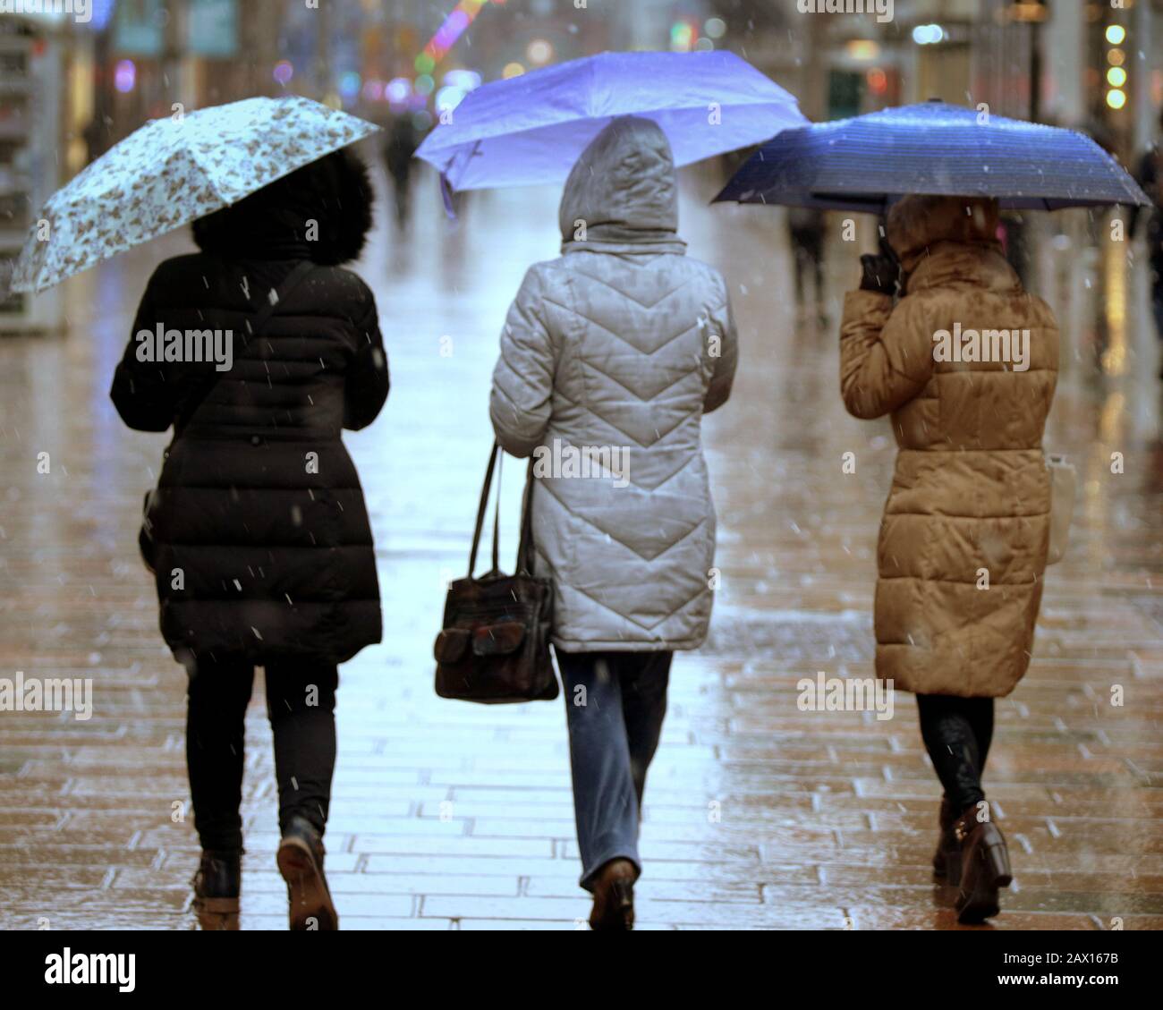 Glasgow, Scotland, UK, 9th February, 2020: UK Weather: Il tempo della notte con le previsioni di una continuazione nei prossimi quattro giorni ha visto la neve caduta con il vento nel centro della città buchanan Street acquirenti sul Style Mile. Copywrite Gerard Ferry/ Alamy Live News Foto Stock