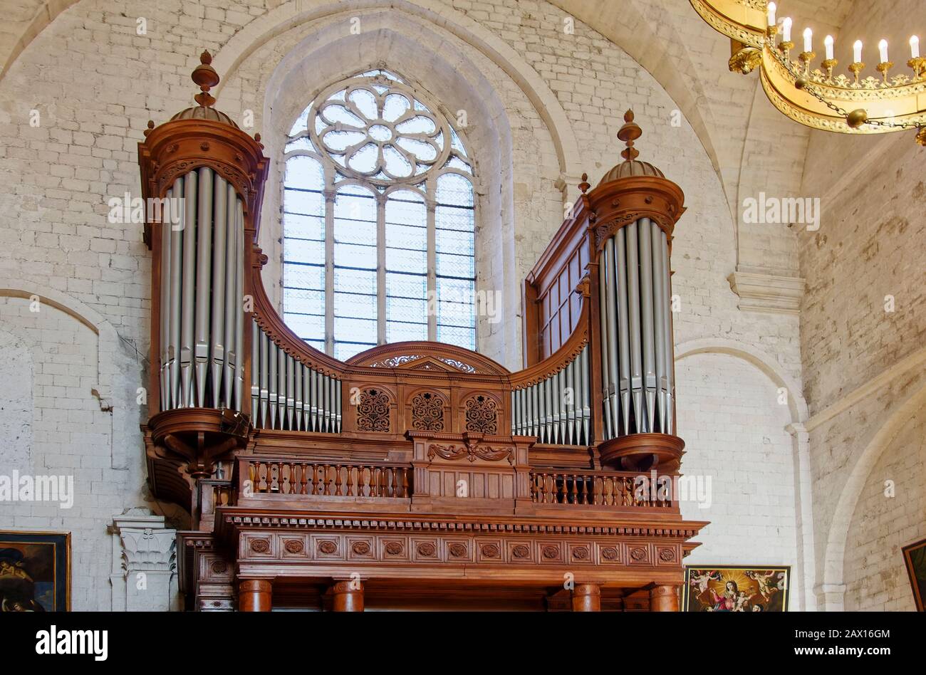 Ornata vecchio organo, legno, tubi, strumento musicale, vetrate piombate, muro di pietra, Cattedrale di San Vincenzo, il più piccolo in Francia ancora in uso, Cattolico c Foto Stock