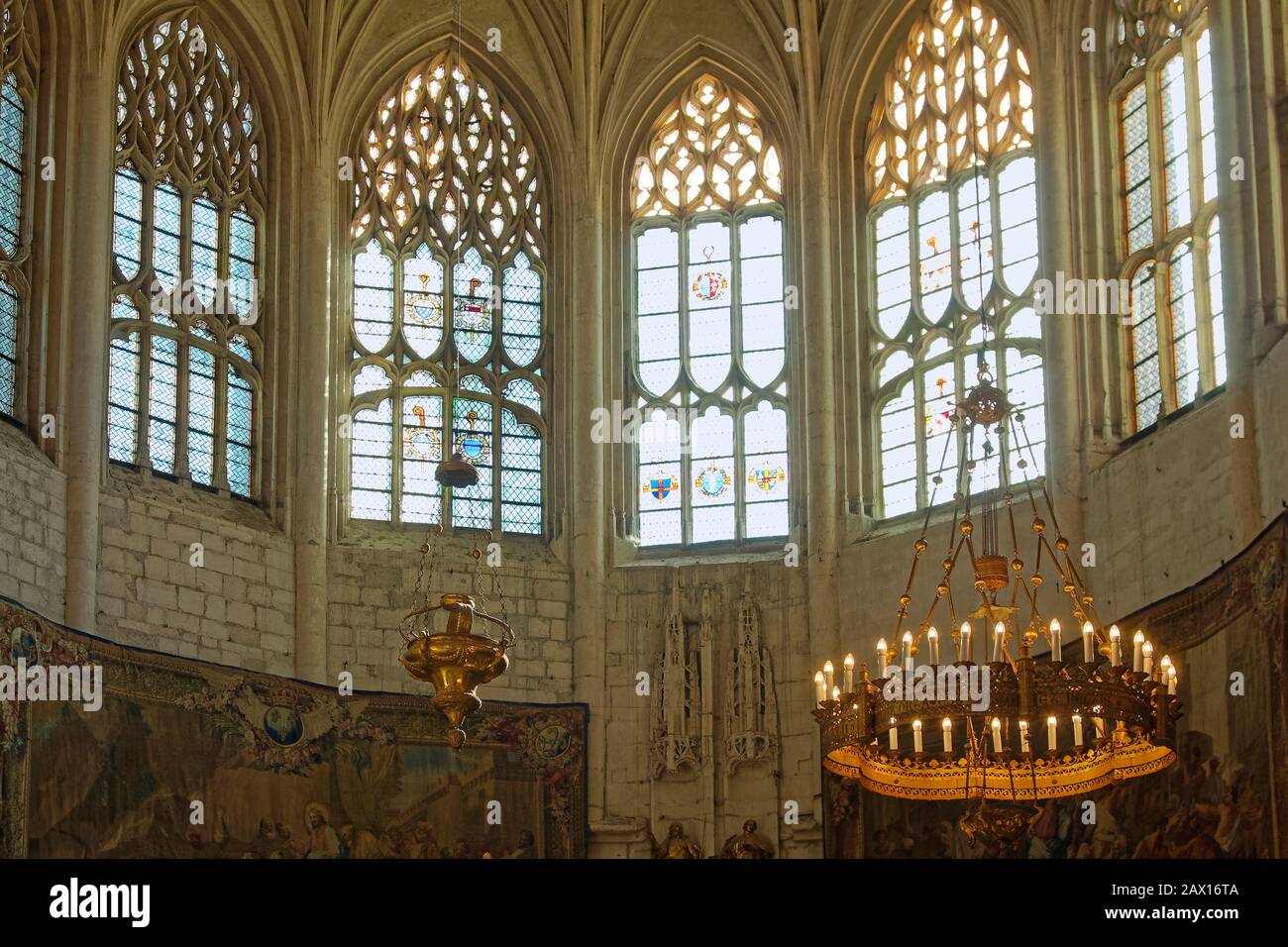 5 grandi vetrate, gotico, lampadario illuminato, Cattedrale di San Vincenzo, più piccolo in Francia ancora in uso, chiesa cattolica, 12 ° secolo, vecchio, r Foto Stock
