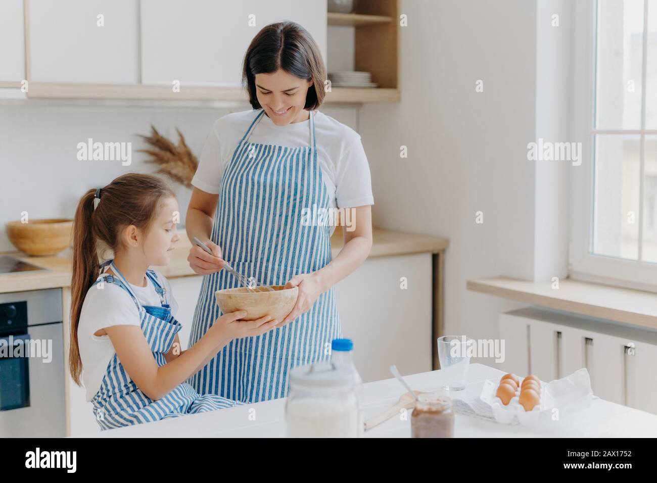 Grembiuli da cucina immagini e fotografie stock ad alta risoluzione - Alamy