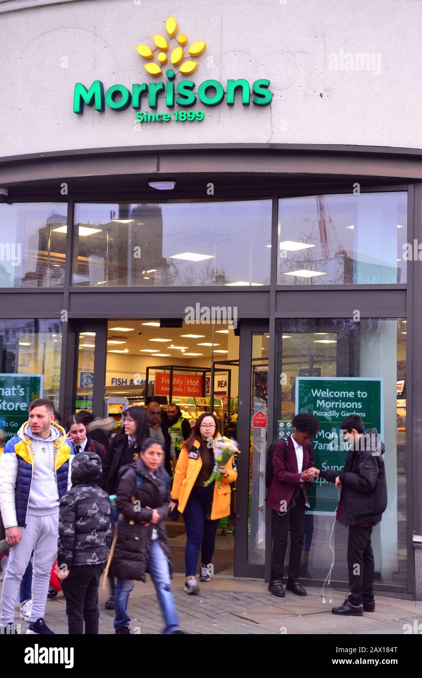 L'ingresso al supermercato Morrisons, 19-25 Piccadilly, Manchester M1 1LU, Regno Unito, dove i media riferiscono che due uomini sono stati pugnalati nelle vicinanze il 10th Febbraio, 2020. C'era una grande risposta di polizia e la zona era stata incordonata mentre un ufficiale forense indagava. La polizia ha detto che ritengono che si tratti di un attacco mirato. I media riferiscono che le vittime erano un padre e un figlio. Foto Stock
