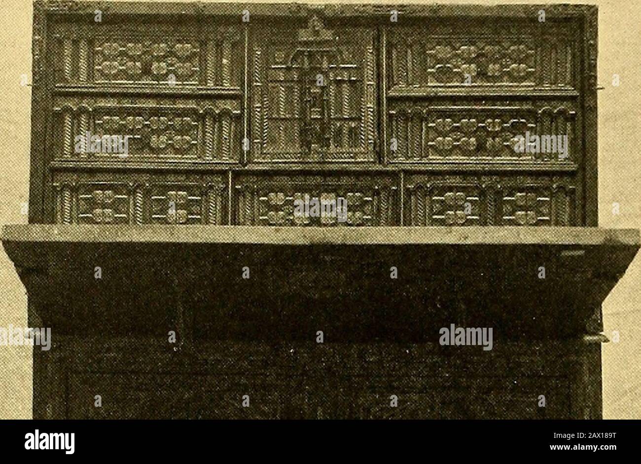 Pennsylvania Museum Bulletinnumber 24, Ottobre 1908 . 6o BOLLETTINO DEL MUSEO DELLA PENNSYLVANIA Alhambra di Boabdil, ultimo dei re moreschi di Granada, a Ferdinando V.di Castiglia, nel 1492. I due re si incontrano al centro, Ferdinando V. circondato da un gran numero di signori della sua corte, montati e a piedi, che ilBoabdils caricabatterie attende impazientemente lui, e alcuni dei suoi fedeli seguaci. LA SCRIVANIA spagnola Che Mostra L'Influenza moresca Scolpita, Intarsiata e Dorata Circa 1600Gift del sig. John T. Morris sono visti dejected ed infelice che emette dalla corte. Sullo sfondo sono le torri merlate e w Foto Stock
