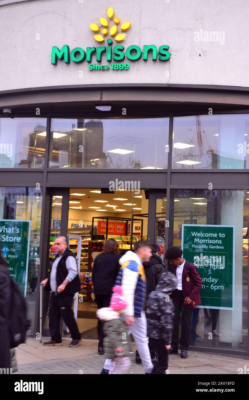 L'ingresso al supermercato Morrisons, 19-25 Piccadilly, Manchester M1 1LU, Regno Unito, dove i media riferiscono che due uomini sono stati pugnalati nelle vicinanze il 10th Febbraio, 2020. C'era una grande risposta di polizia e la zona era stata incordonata mentre un ufficiale forense indagava. La polizia ha detto che ritengono che si tratti di un attacco mirato. I media riferiscono che le vittime erano un padre e un figlio. Foto Stock