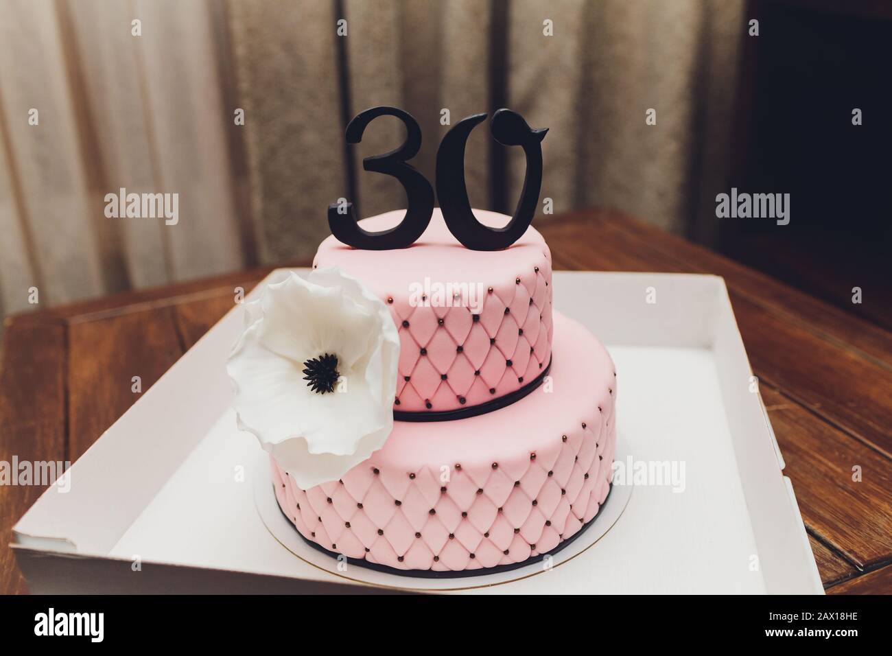 Torta fantasia con numero 30 candele. Decorate con nastri e forme a stella,  in toni pastello Foto stock - Alamy