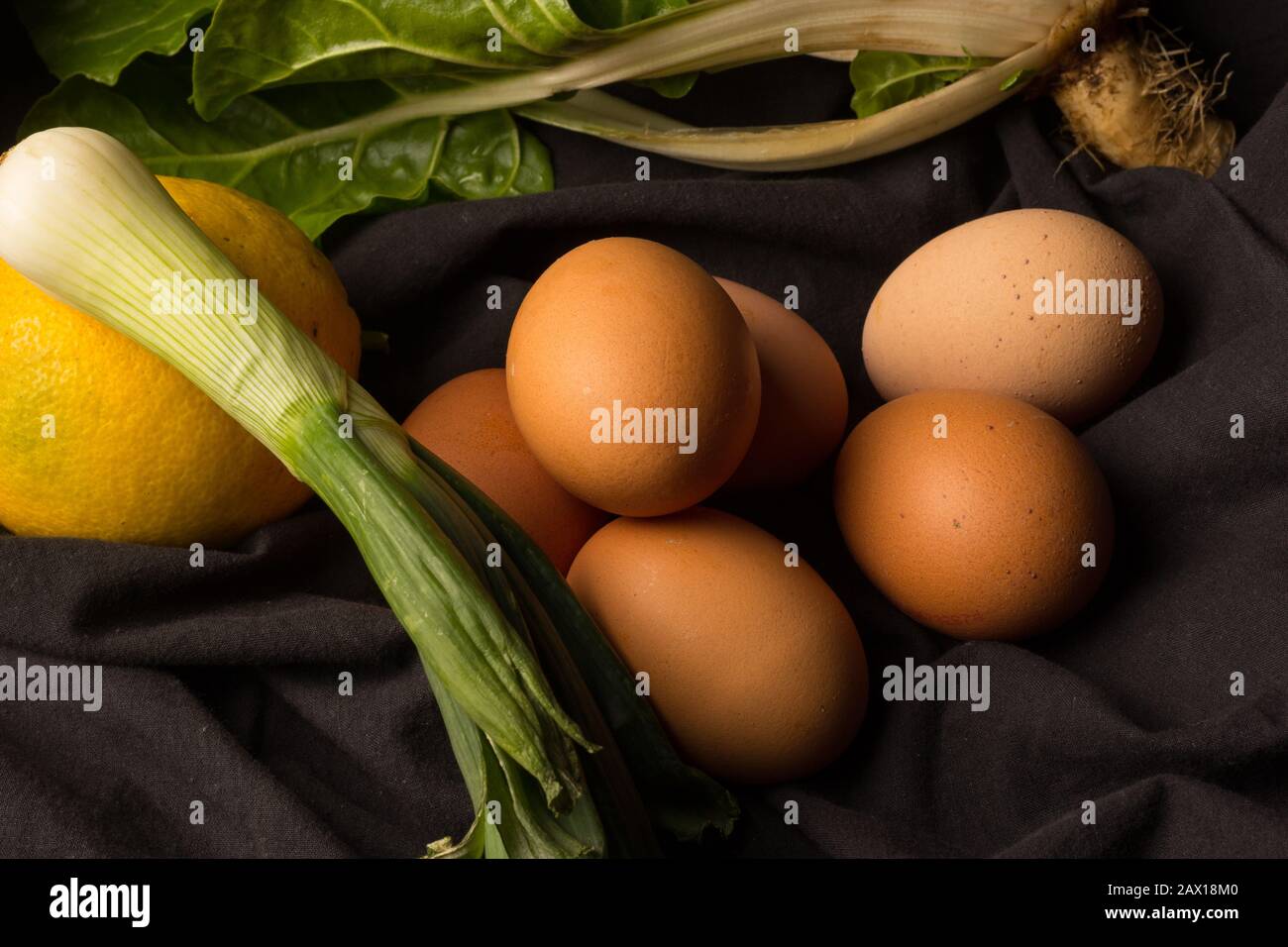 Uova fresche appena deposte da galline e verdure crude e fresche, appena raccolte dal giardino. Prodotti ecologici, sani e sani. Foto Stock