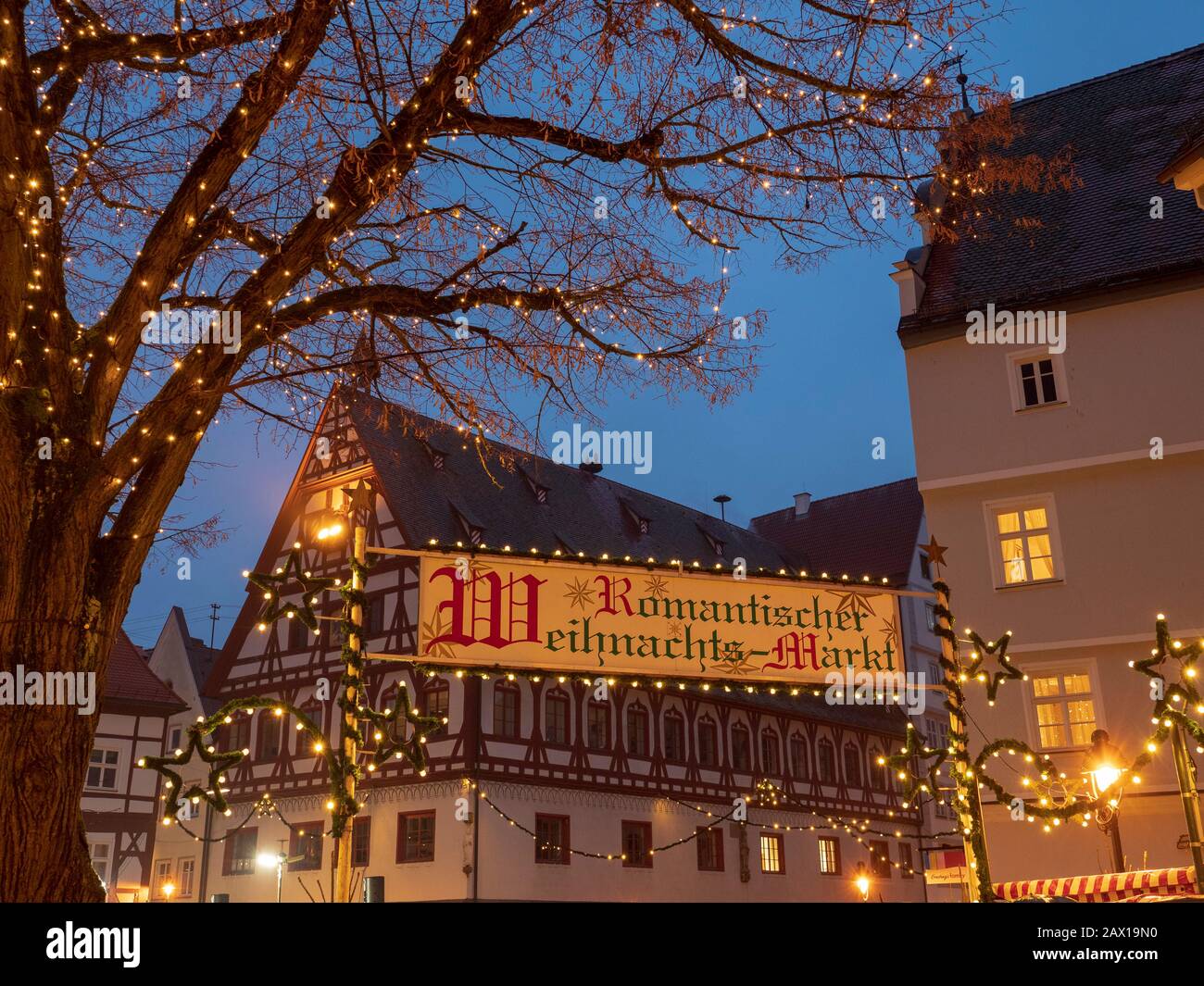 Altstadt, Weihnachtsmarkt, Dämmerung, Nördlingen, Franken, Bayern, Deutschland | centro storico, mercatino di natale, crepuscolo, Noerdlingen, Franconia, Baviera, Ge Foto Stock
