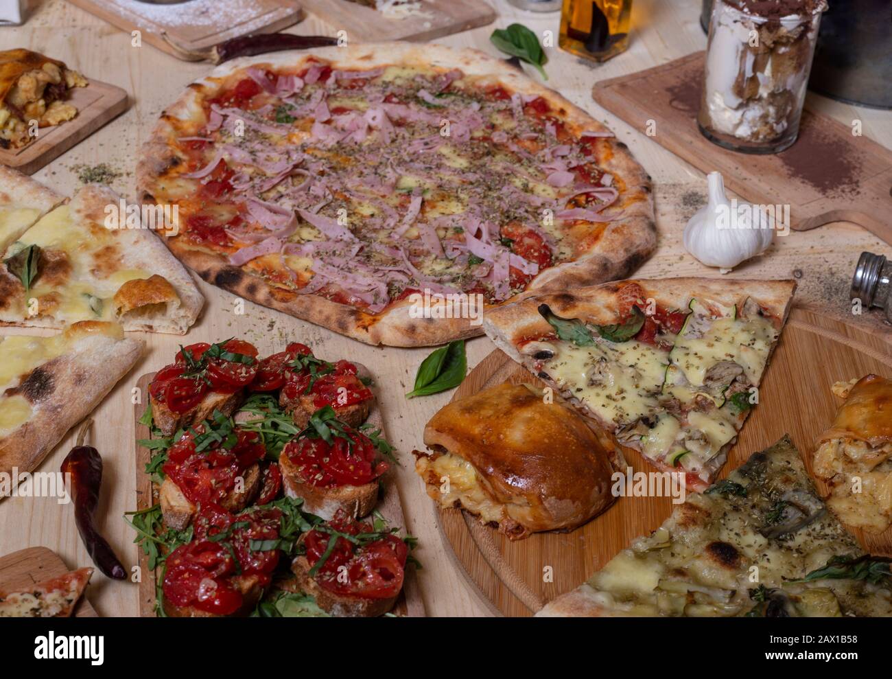 Varietà di pizza e tapas italiane su sfondo di legno. Immagine isolata. Cucina mediterranea Foto Stock