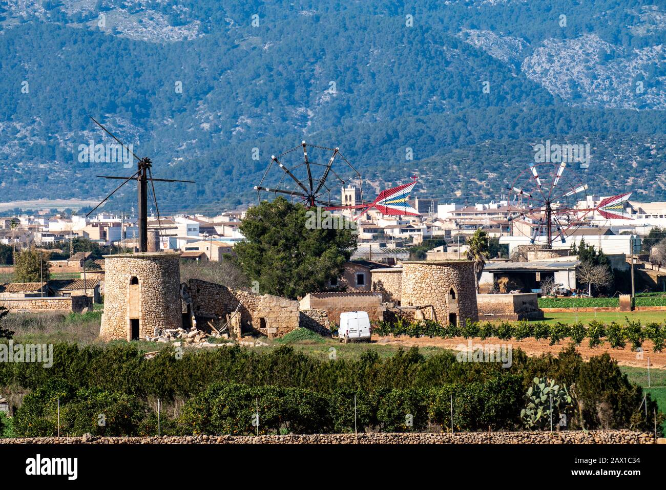 Mulini a vento vicino A Sa Pobla, nel nord-ovest, Mallorca, Isole Baleari, Spagna, Foto Stock