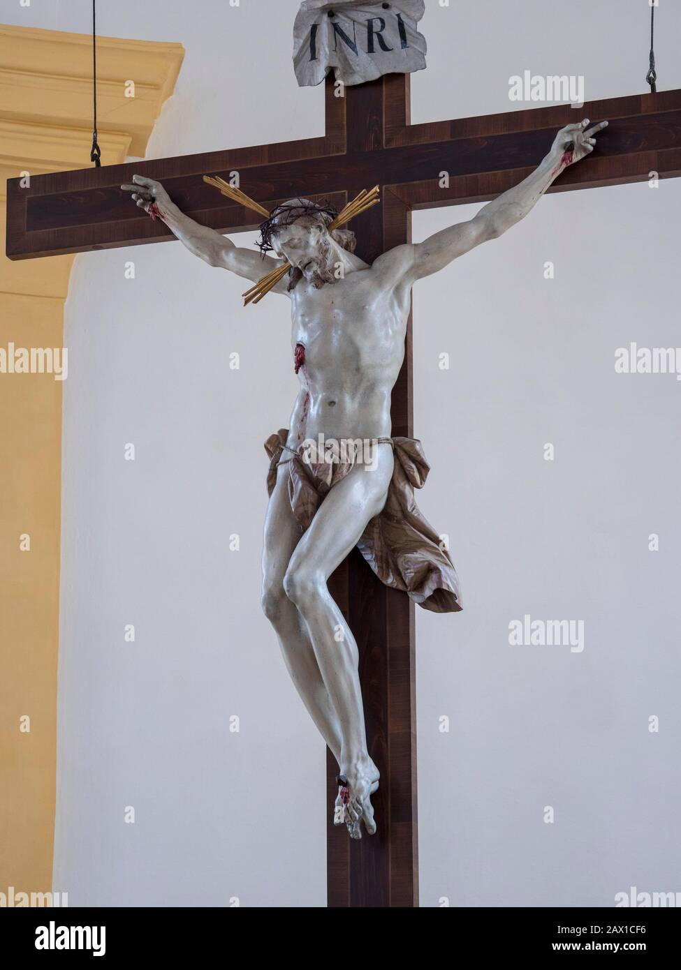 Kruzifix in Heilig-Kreuz Kirche Altmannstein von Ignatz Günther, Schambachtal, Bayern, Deutschland | crocefisso in Heilig-Kreuz Kirche Altmannstein by i Foto Stock