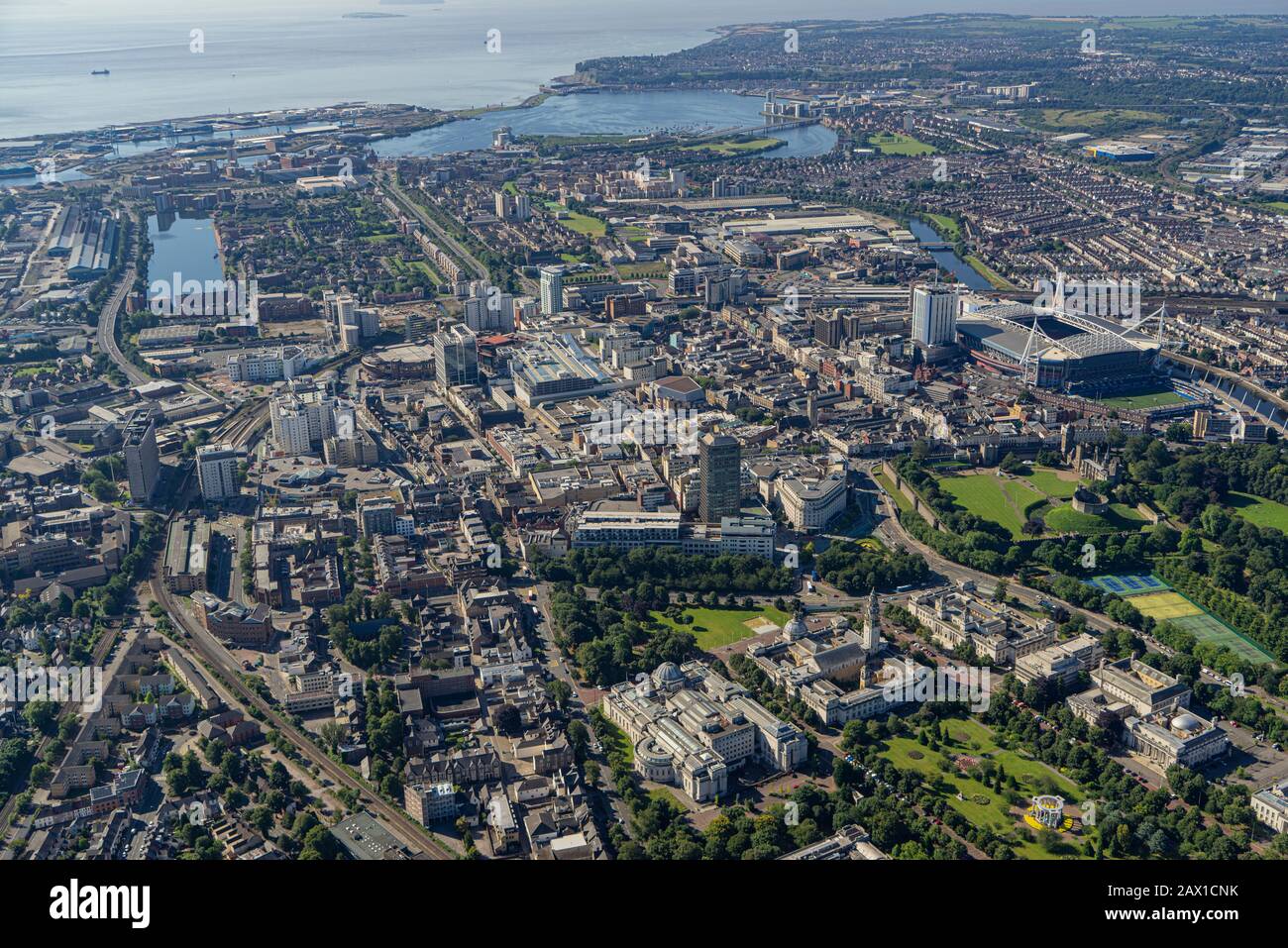 Una vista aerea del Principality Stadium del Galles e del Cardiff City Centre mette in mostra una splendida miscela di architettura moderna e monumenti storici. Foto Stock