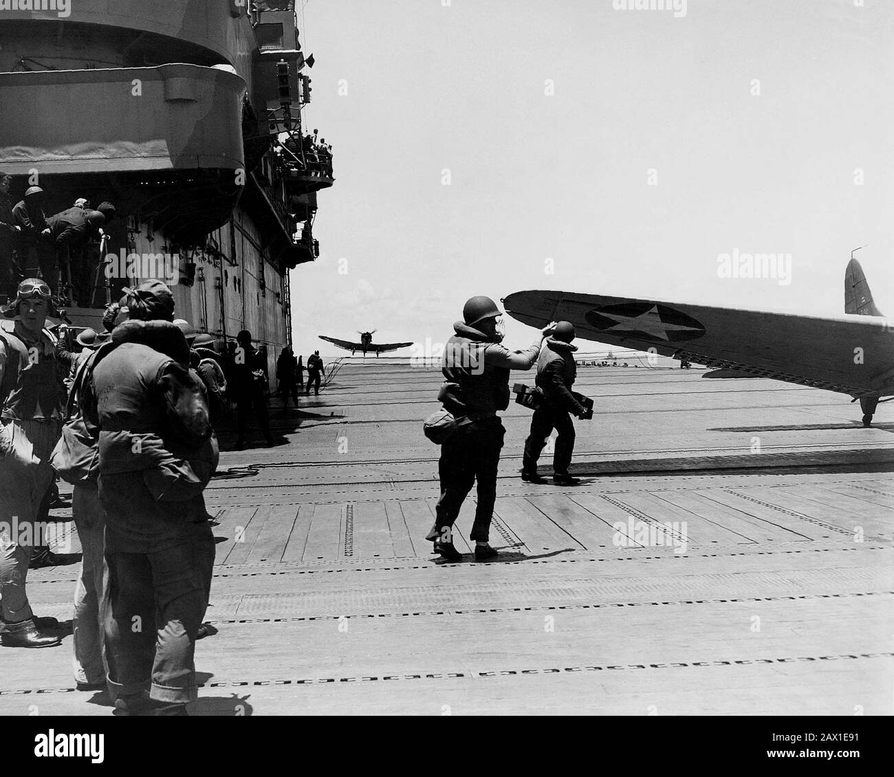 1942 , 6 GIUGNO , USA : BATTAGLIA DI MIDWAY . Una marina statunitense Douglas SBD-3 Dauntless di bombardamento squadrone VB-8 o scouting squadron VS-8 atterrano sulla portaerei USS Hornet (CV-8) durante la battaglia di Midway, 4 giugno 1942. Nota il personale che indossa l'equipaggiamento da battaglia e il pilota in equipaggiamento completo per il volo, tra cui casco in pelle, Mae West e tuta da volo. VB-8 e VS-8 non hanno individuato la flotta giapponese durante le operazioni del 4 giugno 1942, perdendo sei aerei tra loro. Tuttavia, il 6 giugno gli squadroni hanno partecipato ad attacchi contro gli incrociatori giapponesi Mogami e Mikuma - SECONDA GUERRA MONDIALE - seconda guerra mondiale - SECONDA guerra mondiale - SECONDA guerra mondiale - SECONDA GUERRA mondiale - SECONDA GUERRA mondiale Foto Stock