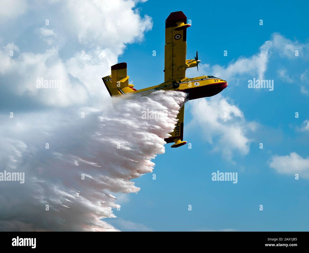 Gli aerei antincendio caddero il carico d'acqua dal cielo Foto Stock