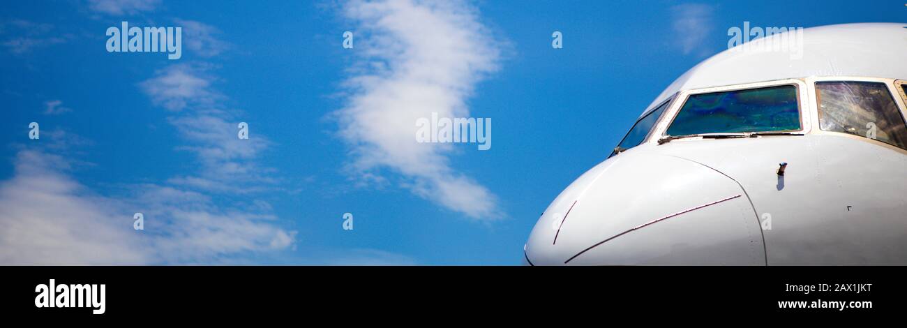 Pozzetto di jet-plane contro il cielo blu Foto Stock