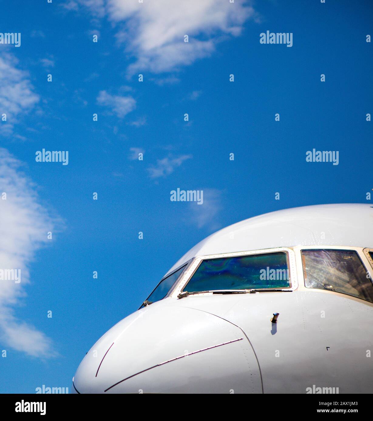Pozzetto di jet-plane contro il cielo blu Foto Stock