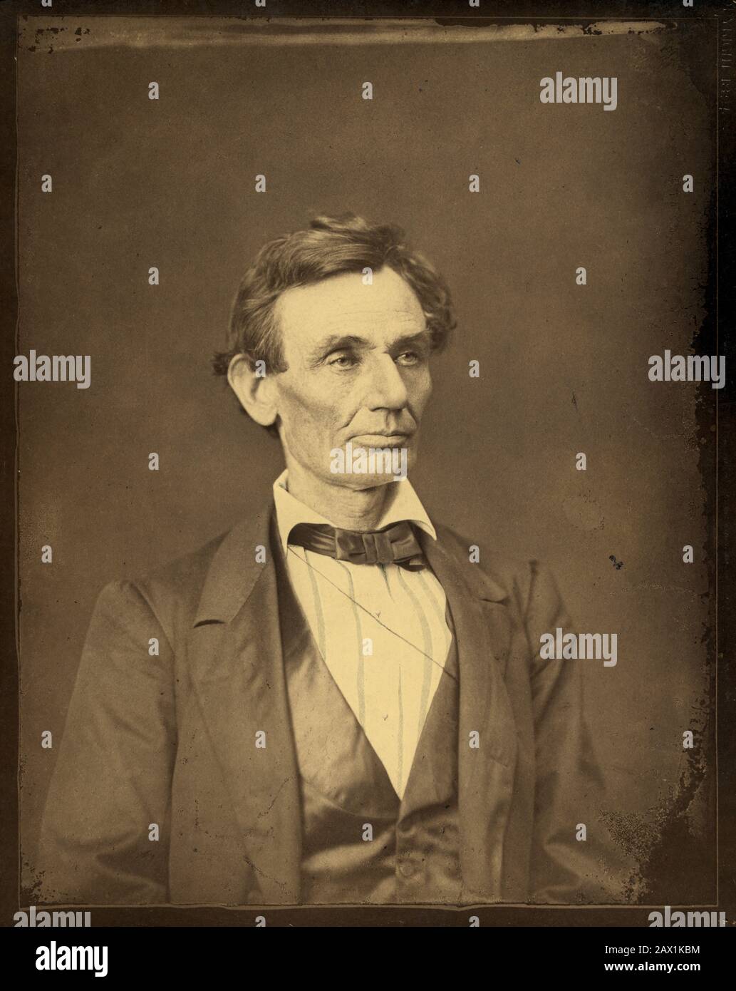 1860 , 13 agosto , USA : il presidente degli Stati Uniti ABRAHAM LINCOLN ( Big South Fork , KY, 1809 - Washington 1865 ). Foto di PRESTON BUTLER , Springfield, Ill. Pensato per essere l'ultimo ritratto senza metro di Lincoln, questa foto è stata fatta per il ritratto pittore, John Henry Brown, notato per le sue miniature in avorio. - Presidente della Repubblica - Stati Uniti - ritratto - cravatta - cravatta - papillon - Colletto - colletto - Abramo --- Archivio GBB Foto Stock