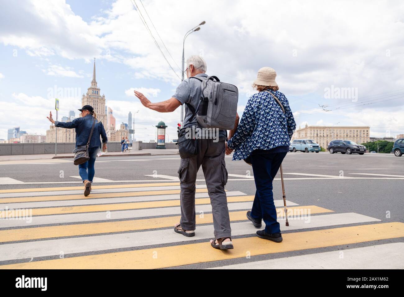 Russia Mosca 2019-06-17 Vecchia coppia che tiene le mani e cammina su attraversamento pedonale. Concetto attivo vecchiaia, hobby, viaggi, turisti invecchiati Foto Stock