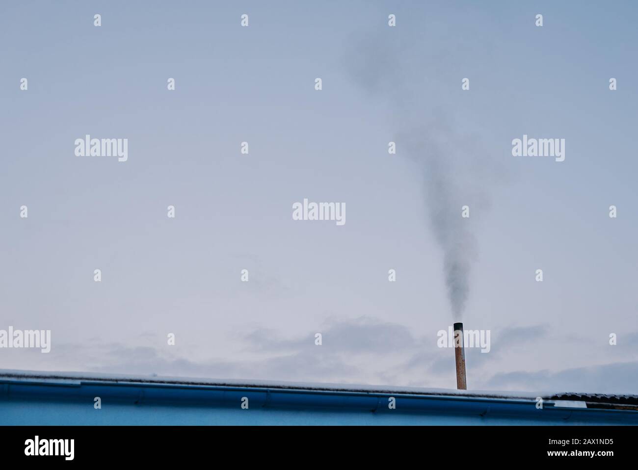 Emissione di fumo dalla fabbrica contro Sky Foto Stock