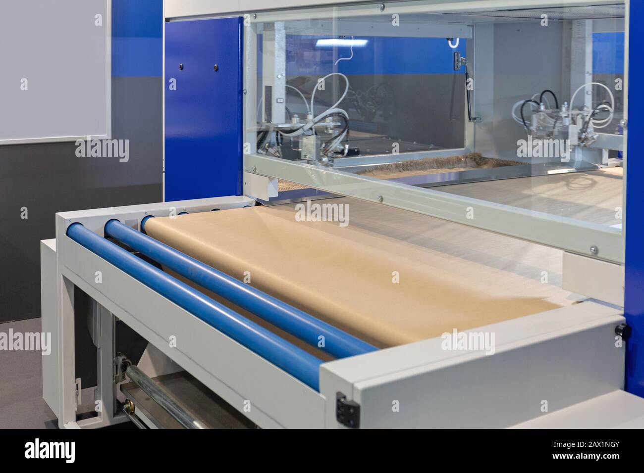Automatico macchina laminatore in Wood work shop Foto Stock