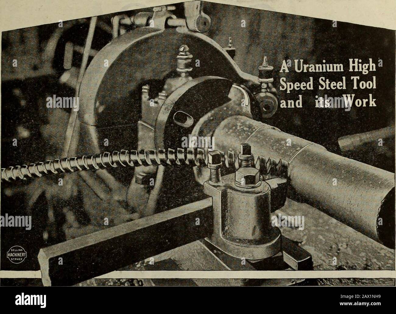 Macchine e metallurgia canadese (luglio-dicembre 1917). Col-let. Azionare la puleggia 18 x 6, con la frizione a ganascia tagliata in bronzo per la rotazione e la faccia. Rapporto vite senza fine gear100 a 1, con frizione a ganasce tagliate per fresatura, azionata da puleggia flangiata 10 x 1%. La fresa è azionata da una puleggia flangiata 8 x 2%. Il carrello portautensili è dotato di alimentazione (due velocità) con arresto automatico. Pompa di alimentazionecon valvola di sicurezza azionata dall'albero della vite senza fine (tutte le trasmissioni sono dirette dall'albero della tubazione principale). Costruzione rigida, simpleand economico per operare. Peso 1.800 lb Per pdr 18, 4,5 e 60 pdr. High Esplosivi Conchiglie.Can Fu Foto Stock