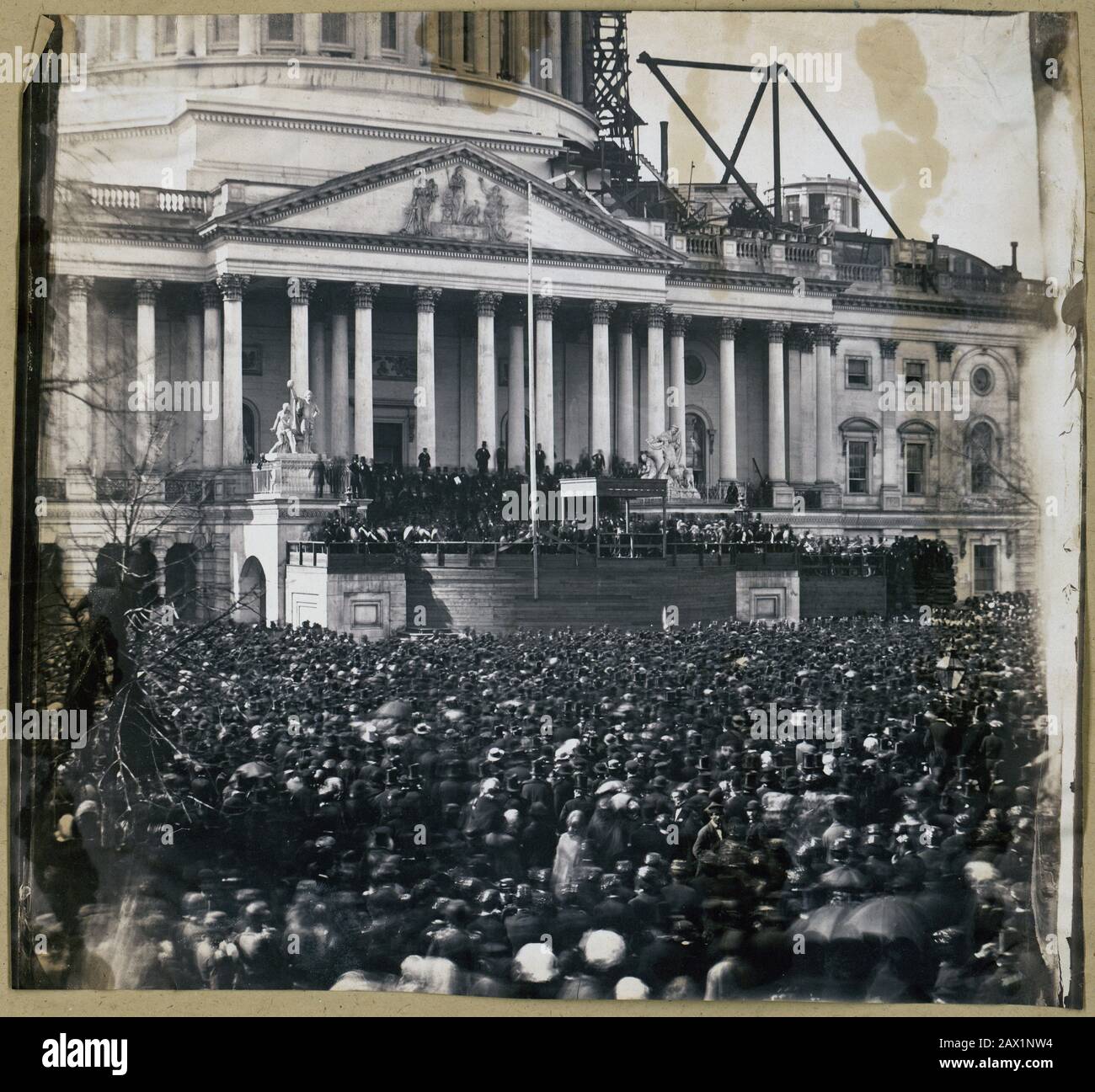 1861 , 4 marzo, WASHINGTON , DC , USA : il giorno di inaugurazione del presidente degli Stati Uniti ABRAHAM LINCOLN ( Big South Fork , KY, 1809 - Washington 1865 ). La fotografia mostra i partecipanti e la folla alla prima inaugurazione del presidente Abraham Lincoln, presso il Campidoglio degli Stati Uniti, Washington, D.C. Lincoln è in piedi sotto il baldacchino di legno, sul fronte, a metà strada tra la sinistra e il centro posti. Il suo volto è in ombra, ma la camicia bianca è visibile. - Presidente della Repubblica - Stati Uniti - CAMPIDOGLIO - CAPITOLIUM - CERIMONIA D' INSEDIAMENTO ---- Archivio GBB Foto Stock