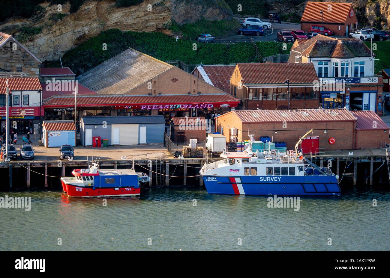 Imbarcazione per sondaggi a Whitby Harbor, Regno Unito. Foto Stock