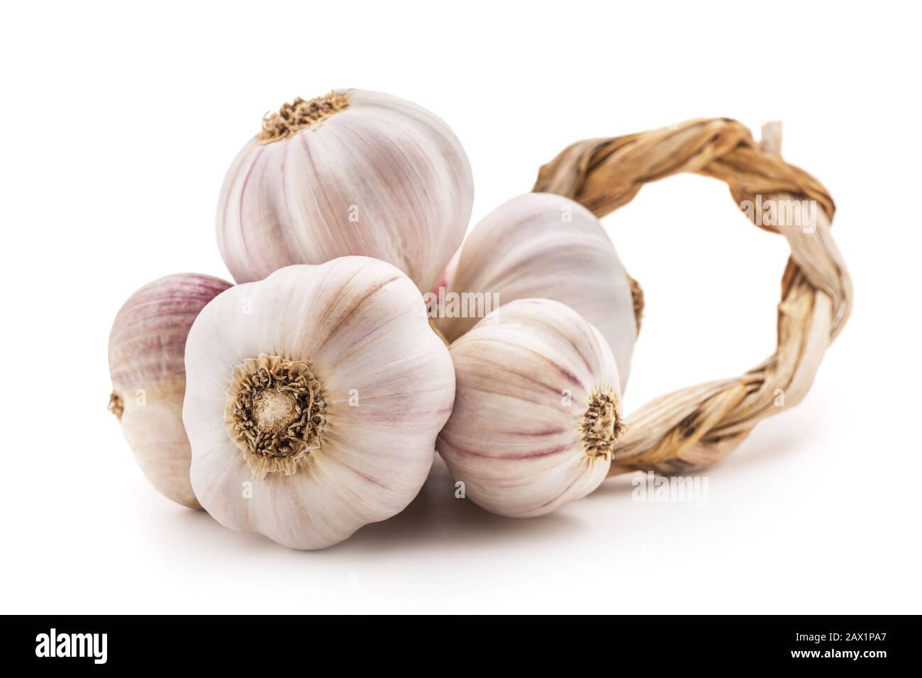 mazzetto di aglio isolato su sfondo bianco Foto Stock