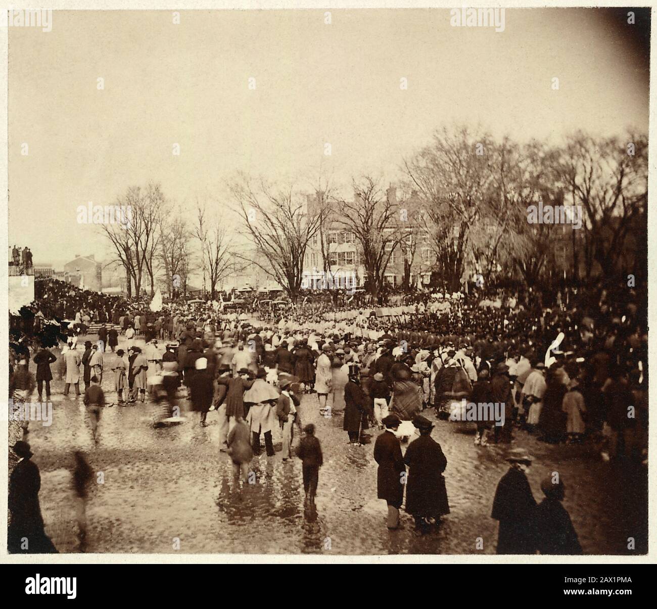 1865 , 4 marzo, WASHINGTON , DC , USA : il Secondo giorno di inaugurazione del presidente degli Stati Uniti ABRAHAM LINCOLN ( Big South Fork , KY, 1809 - Washington 1865 ). La foto mostra una grande folla di persone in attesa durante l'inaugurazione del presidente Abraham Lincoln, che si è tenuto in una giornata di pioggia presso il Campidoglio degli Stati Uniti a Washington, D.C. La folla include truppe africane americane che hanno marciato nella sfilata inaugurale. Nel considerare la guerra civile iniziata nel 1861 e in via di conclusione - Presidente della Repubblica - Stati Uniti - CAMPIDOGLIO - CAPITOLIO - CERIMONIA D' INSEDIAMENTO ---- Foto Stock