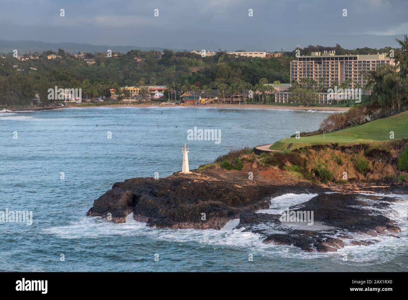 Nawiliwili, Kauai, Hawaii, Stati Uniti. - 16 gennaio 2020: Prima luce mattutina sul faro di Kukii Point o faro sulla penisola di roccia lavica nera con Kalapaki Foto Stock