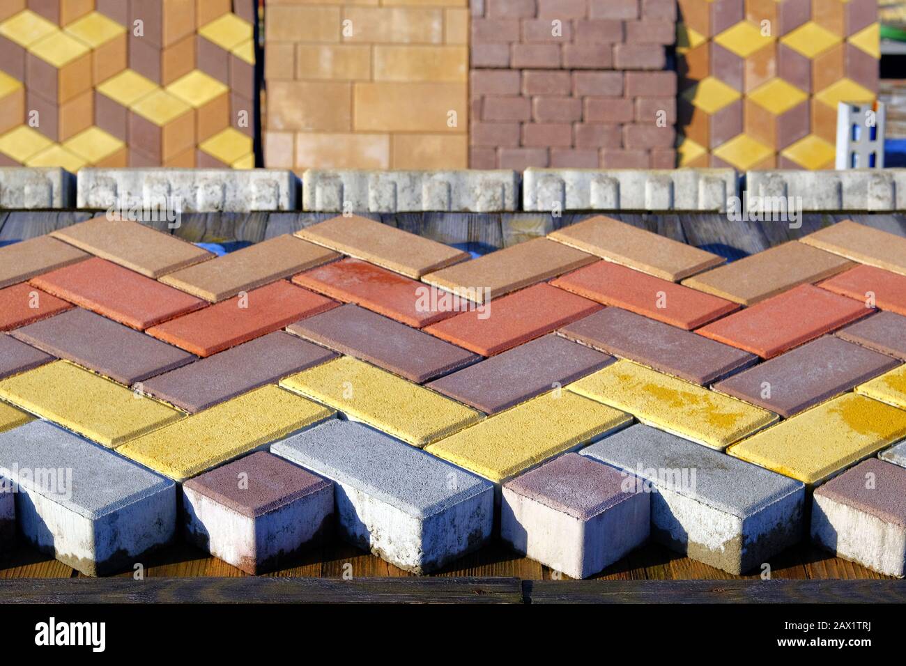 Mattoni di pavimentazione in cantiere. Lastre di pavimentazione per magazzino per la posa di costruzioni stradali. Costruzione di marciapiedi. Foto Stock