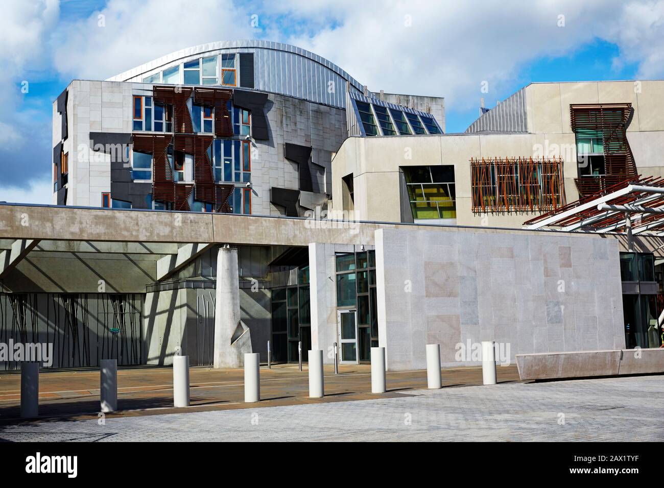 Facciata del Parlamento scozzese edificio di Holyrood a Edimburgo, architetto Enric Miralles Foto Stock