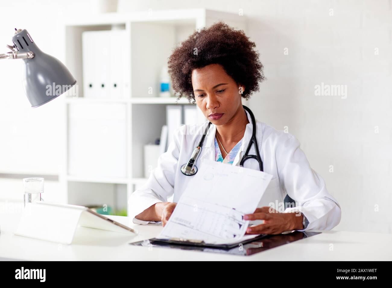 Afro medico americano donna in ospedale luogo di lavoro Foto Stock