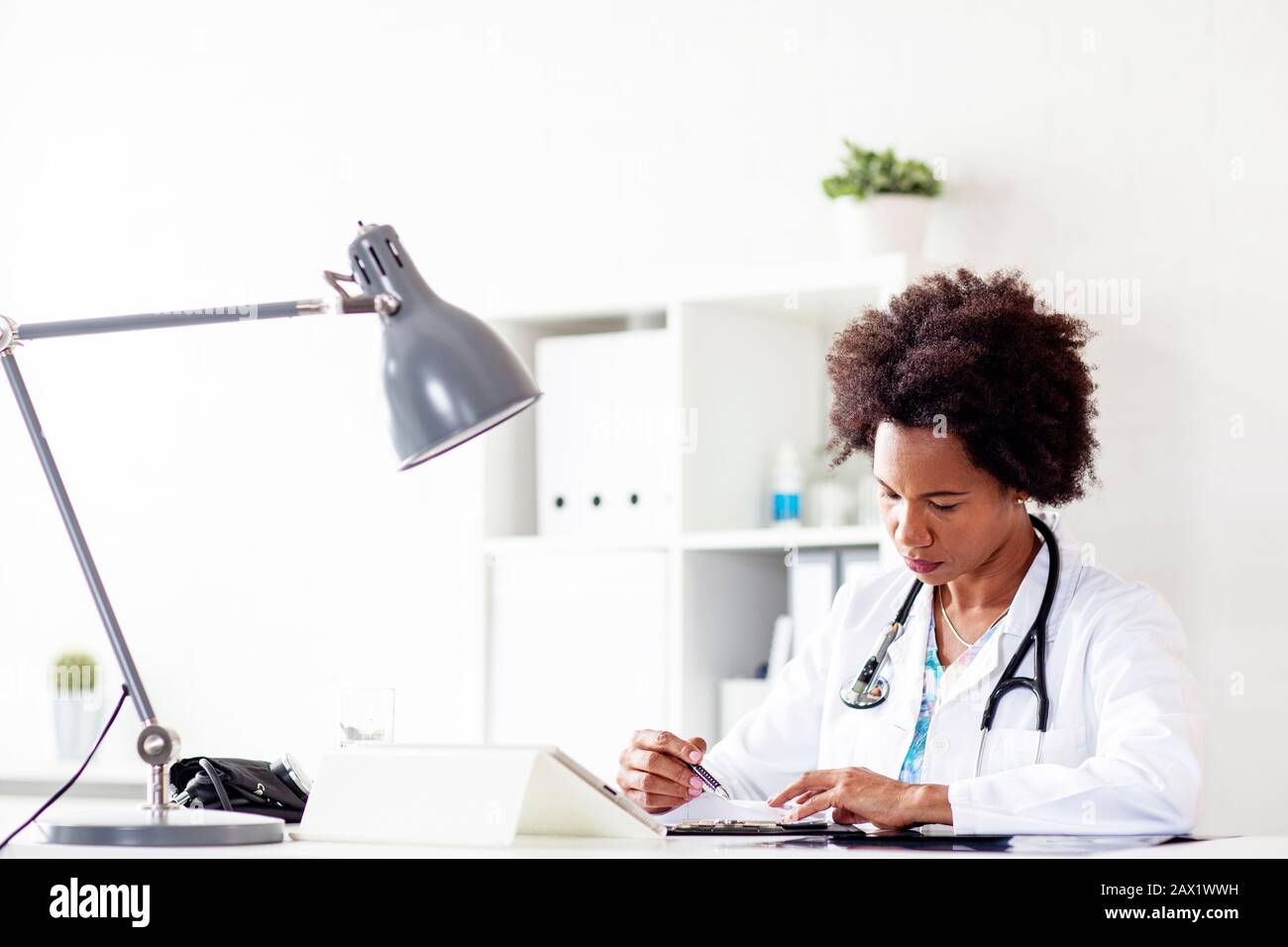 Afro medico americano donna in ospedale luogo di lavoro Foto Stock