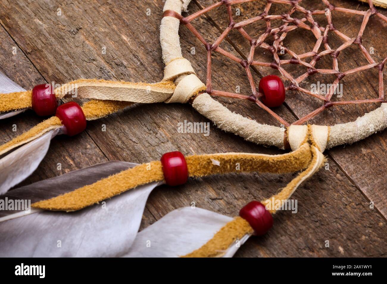 Primo piano da nativi americani sogno catcher su tavole rustiche in legno Foto Stock